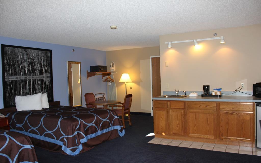 Super 8 By Wyndham Adrian Otel Oda fotoğraf