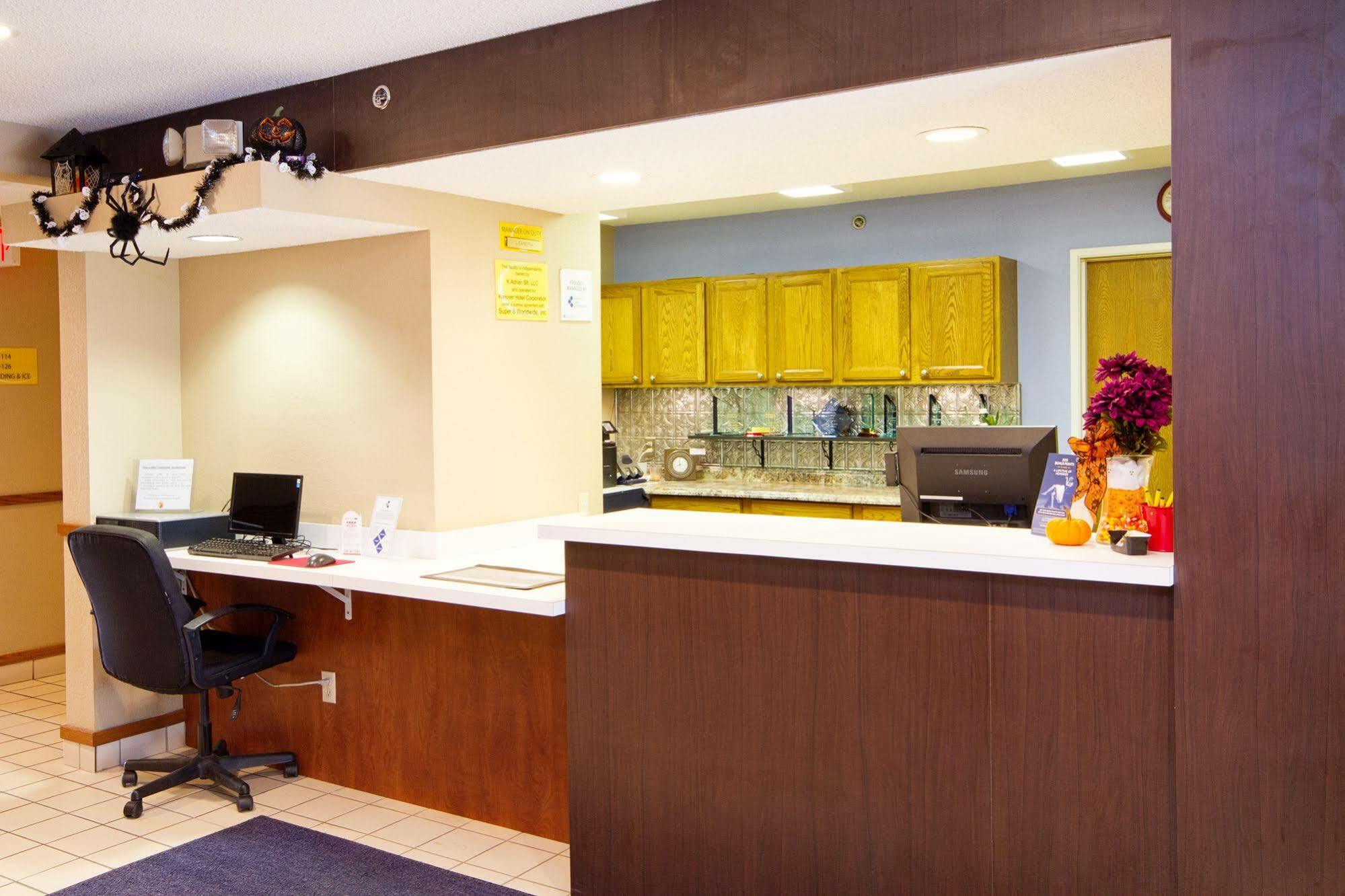 Super 8 By Wyndham Adrian Otel Dış mekan fotoğraf